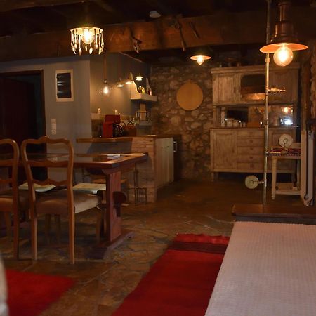 Μικρή Πέτρινη Μεζονέτα 2 Villa Lilaia Bagian luar foto