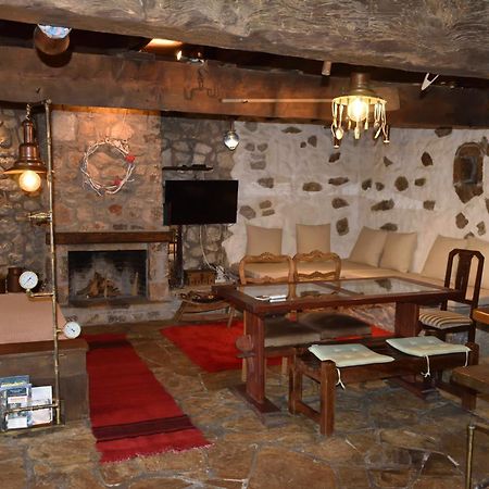 Μικρή Πέτρινη Μεζονέτα 2 Villa Lilaia Bagian luar foto