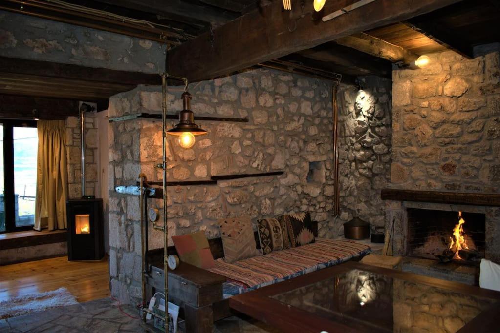 Μικρή Πέτρινη Μεζονέτα 2 Villa Lilaia Bagian luar foto