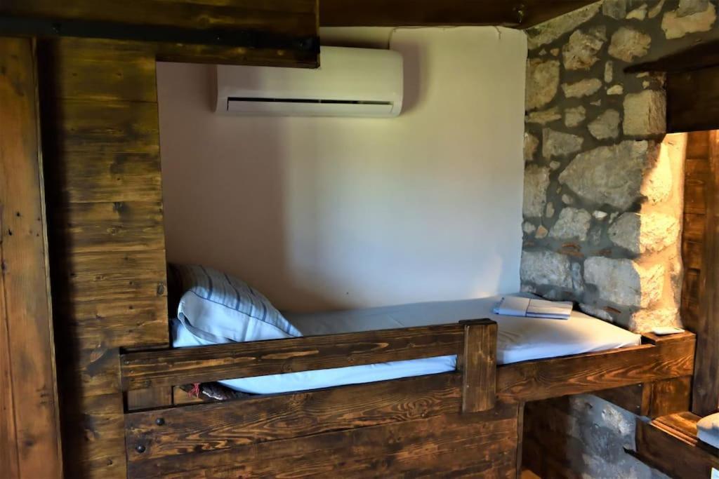 Μικρή Πέτρινη Μεζονέτα 2 Villa Lilaia Bagian luar foto